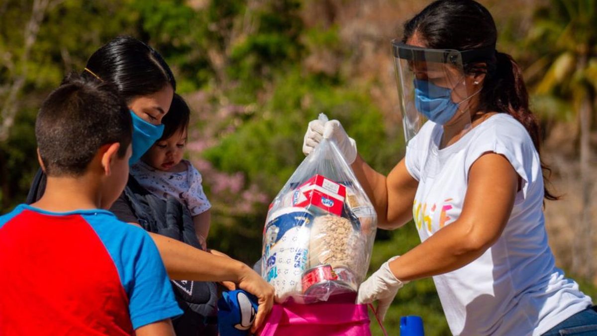 Voluntarios ayudando